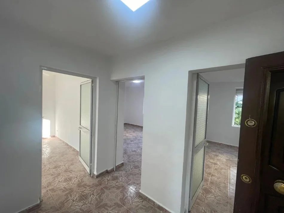 Tirane, jepet me qera apartament 2+1 Kati 3, 80 m² 500 € (Rruga Ferit Xhajko)