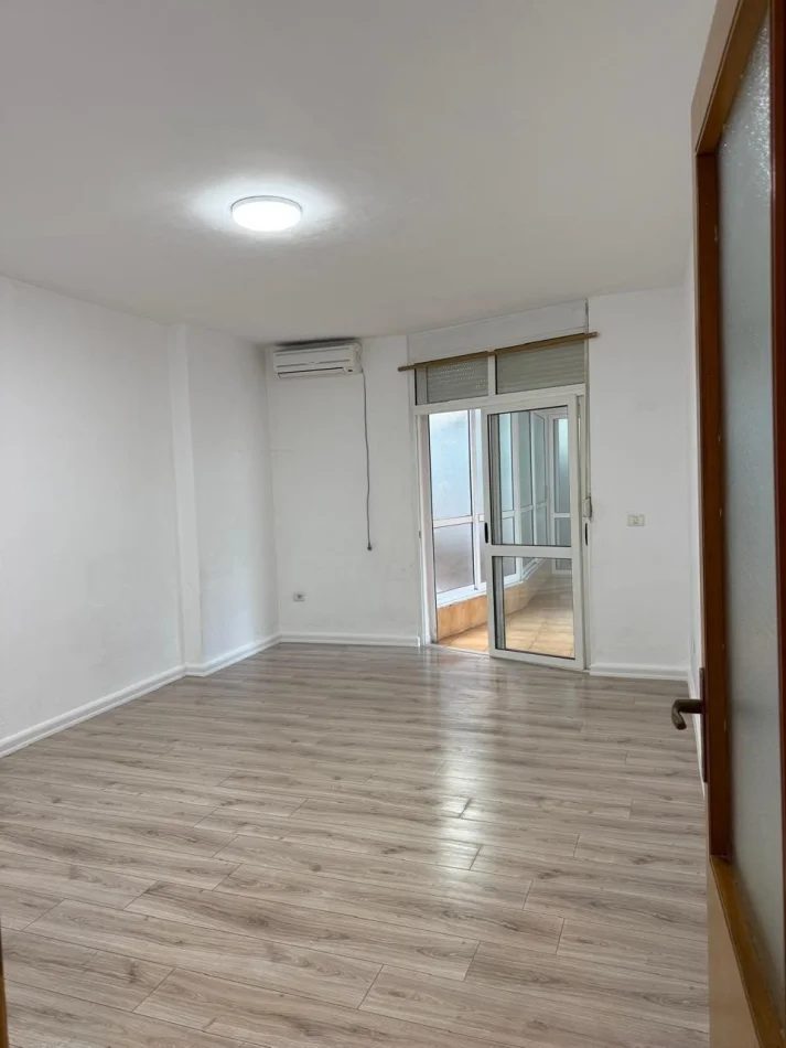 Tirane, jepet me qera ambjent biznesi Kati 1, 70 m² 800 € (Bulevardi Gjergj Fishta)