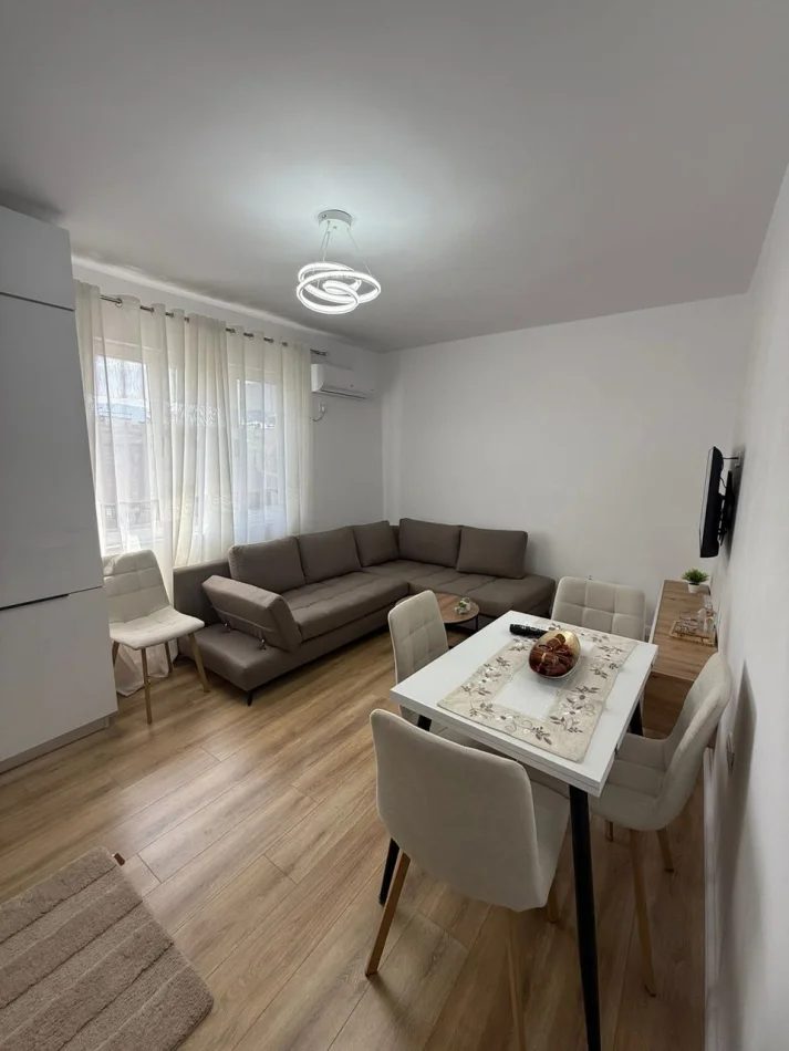 Tirane, jepet me qera apartament 1+1 Kati 3, 60 m² 700 € (Qender)