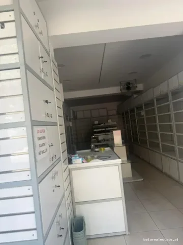 Tirane, jepet me qera dyqan Kati 0, 55 m² 1.200 € (medreseja)