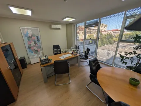 Tirane, jepet me qera zyre , 4.300 € (SKY TOWER)