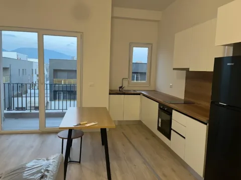 Tirane, jepet me qera apartament 1+1 Kati 8, 65 m² 600 € (LAPRAKE)