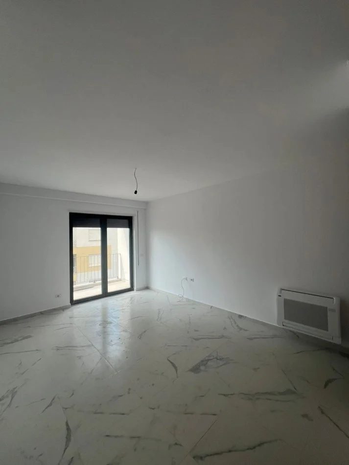 Tirane, jepet me qera zyre Kati 4, 95 m² 890 € (stacioni i trenit)