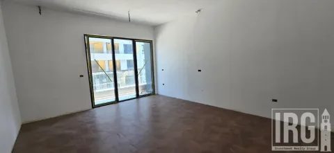 Tirane, jepet me qera ambjent biznesi , 103 m² 1.300 € (kompleksi deliorgji)