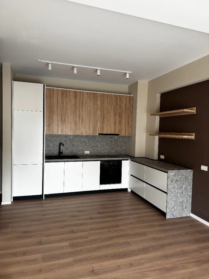 Tirane, jepet me qera zyre Kati 6, 64 m² 500 € (BRRYLI)