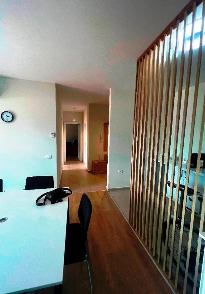 Tirane, jepet me qera ambjent biznesi Kati 8, 99 m² 1100 € (Komuna e Parisit)