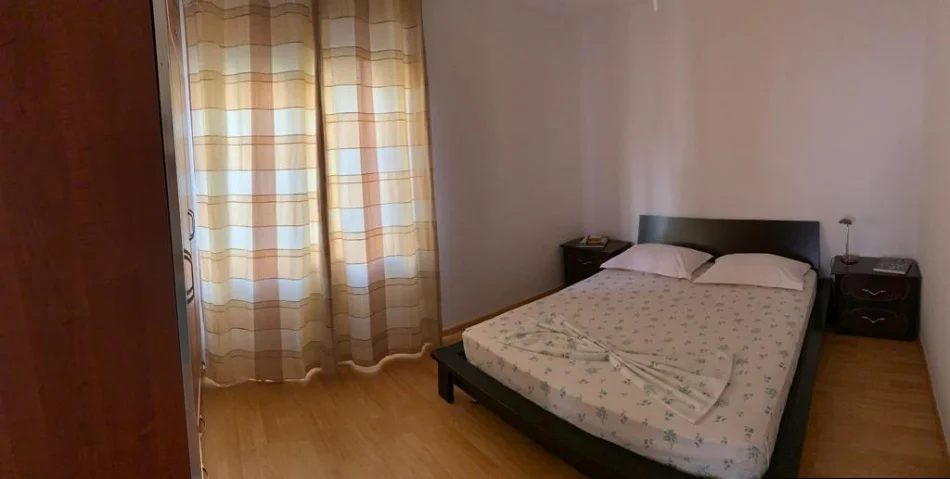 Tirane, shes Dyshek 200 €