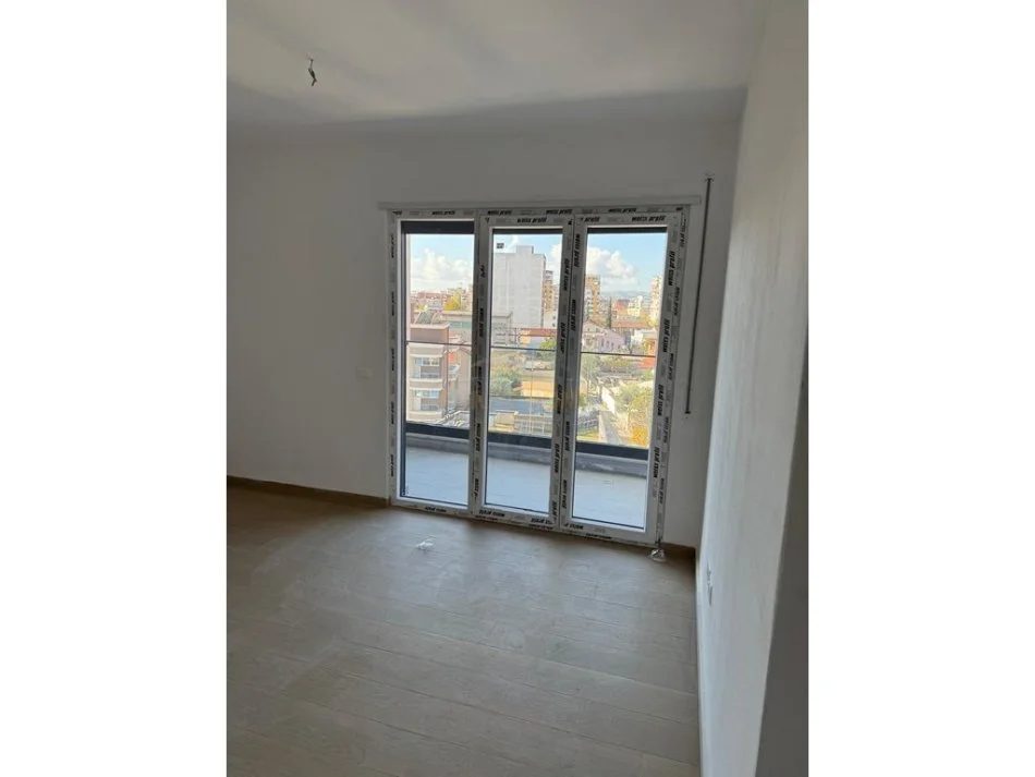 Tirane, jepet me qera apartament 2+1 , 94 m² 650 € (Rruga Jordan Misja)