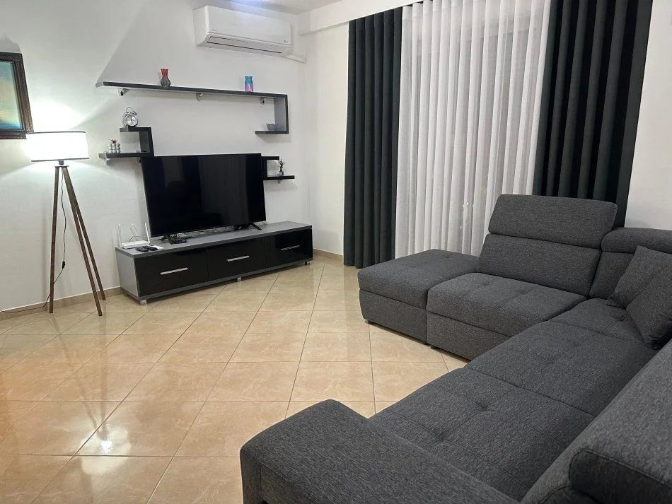 Tirane, jepet me qera apartament 2+1+Ballkon Kati 3, 106 m² 800 € (STACIONI TRENIT)