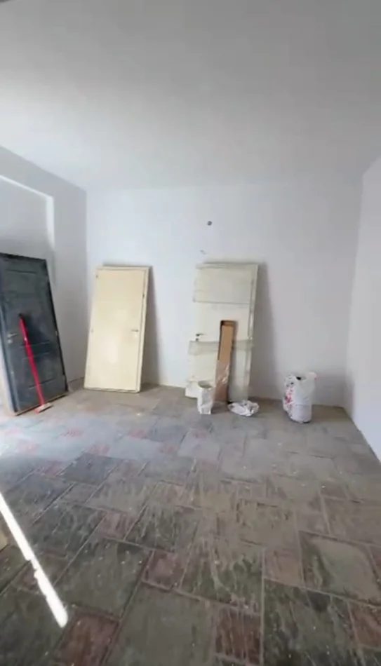 Tirane, shitet magazine Kati 1, 47 m² 60.000 € (Xhamlliku)