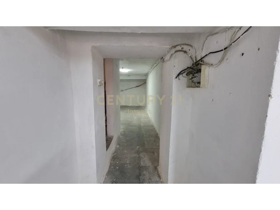 Tirane, jepet me qera magazine , 106 m² 550 € (SPITALI QSUT)