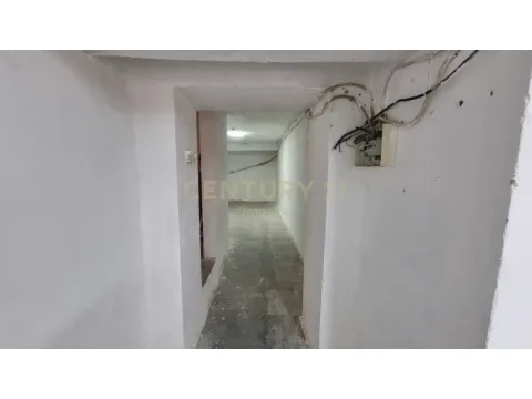 Tirane, jepet me qera magazine , 106 m² 550 € (SPITALI QSUT)