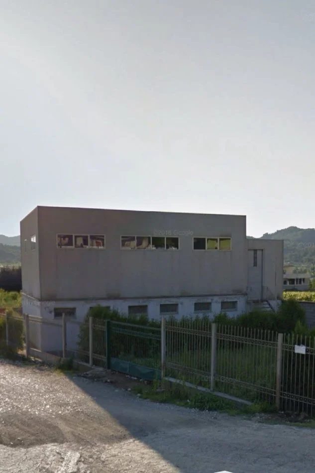 Tirane, shitet magazine Kati 0, 136 m² 300.000 € (PEZE HELMES)