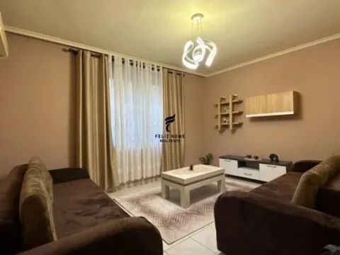 Tirane, jepet me qera apartament 1+1+Ballkon Kati 4, 75 m² 600 € (STACIONI TRENIT)