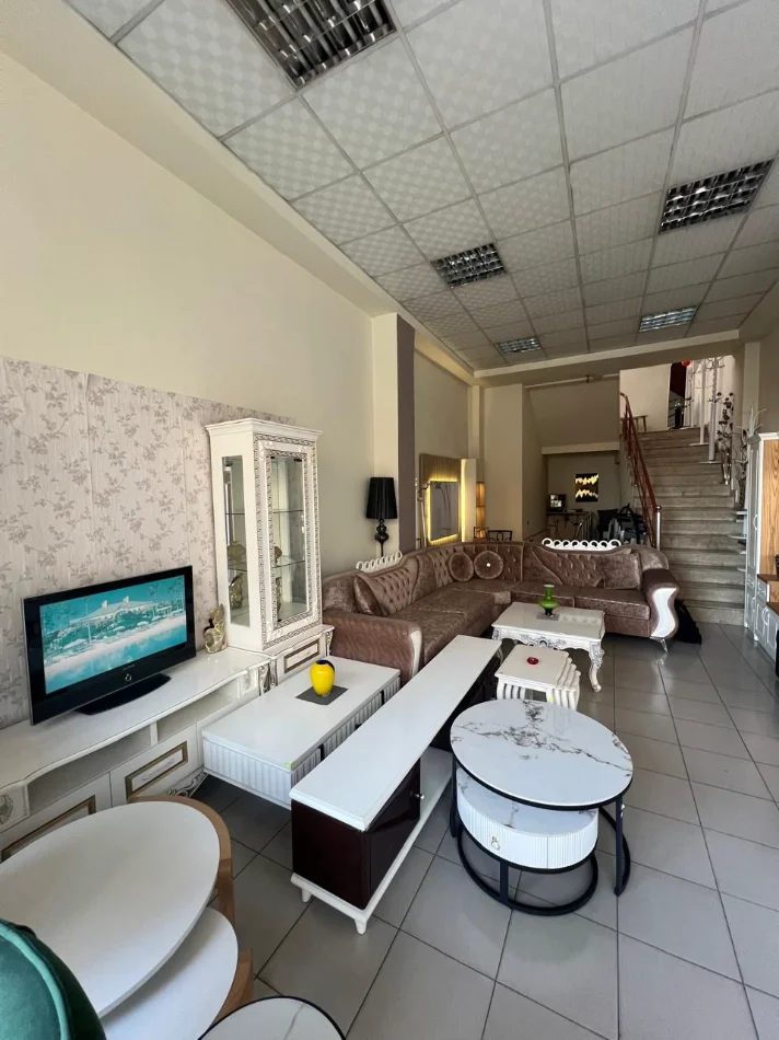 Tirane, jepet me qera dyqan Kati 1, 600 m² 7.500 € (STACIONI I TRENIT)
