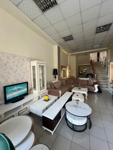 Tirane, jepet me qera dyqan Kati 1, 600 m² 7.500 € (STACIONI I TRENIT)