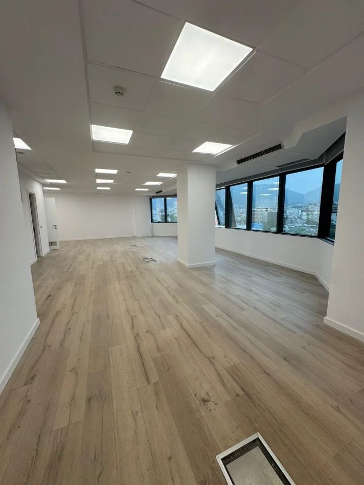 Tirane, jepet me qera zyre Kati 10, 120 m² 2.600 € (BULEVARDI DESHMORET E KOMBIT)