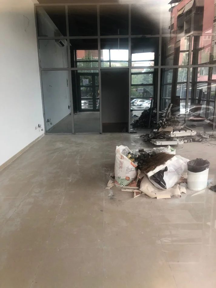 Tirane, jepet me qera dyqan Kati 0, 65 m² 1.000 € (ZOGU I ZI)