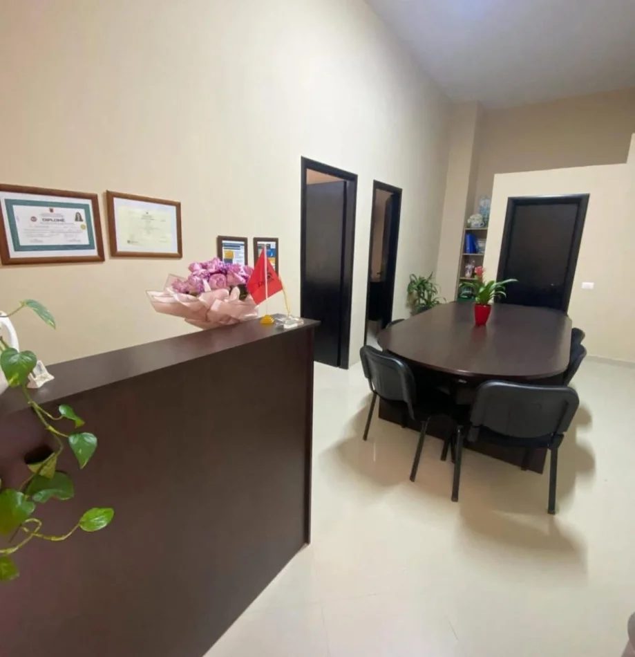 Tirane, jepet me qera apartament 3+1 Kati 1, 72 m² 500 € (Kinostudio)