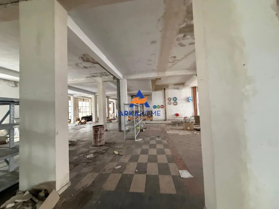 Tirane, jepet me qera ambjent biznesi Kati 2, 2.000 m² 12.000 € (KTHESA E KAMZES)