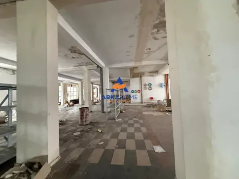 Tirane, jepet me qera ambjent biznesi Kati 2, 2.000 m² 12.000 € (KTHESA E KAMZES)