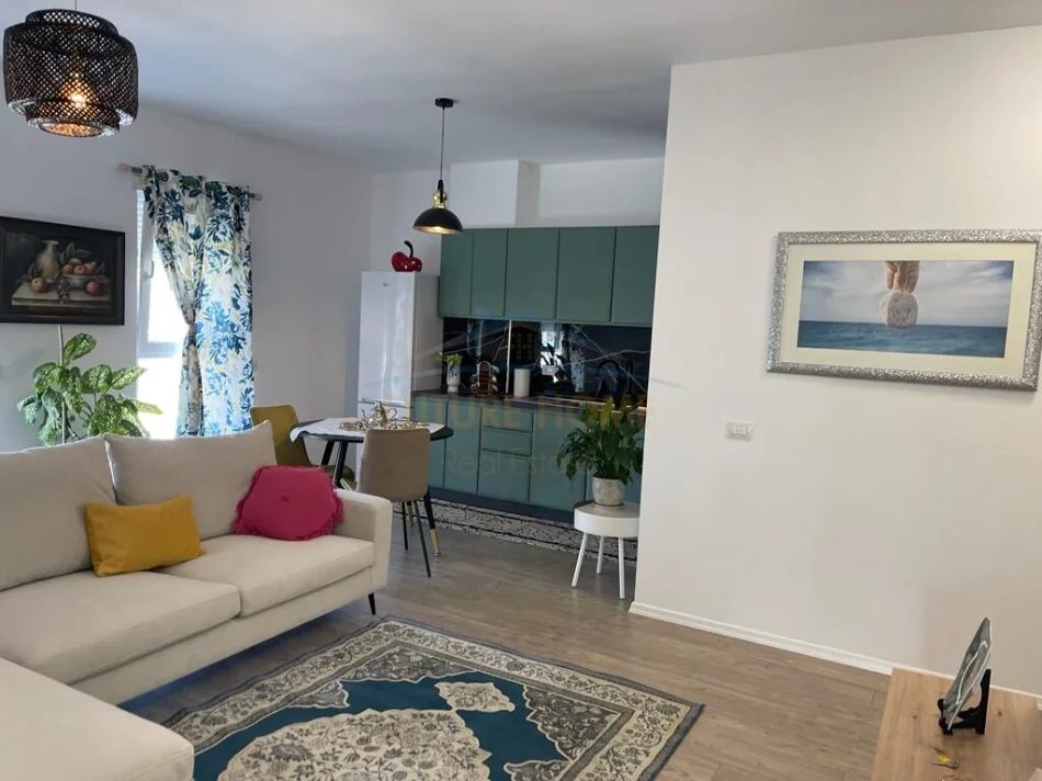 Tirane, jepet me qera apartament 2+1 Kati 7, 87 m² 500 € (Kompleksi Univers City)