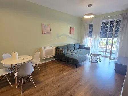 Tirane, jepet me qera apartament 1+1+Ballkon Kati 8, 70 m² 500 € (Rruga 5 maji)
