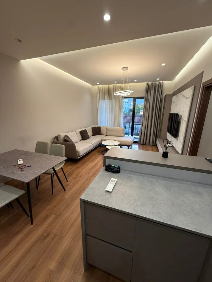 Tirane, jepet me qera apartament 2+1 Kati 2, 113 m² 700 € (RRUGA E DIBRES)