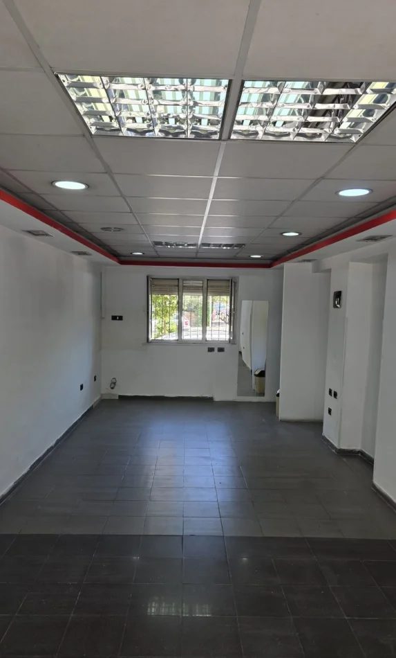 Tirane, shitet ambjent biznesi Kati 1, 40 m² 115.000 € (Shkolla e Bashkuar)