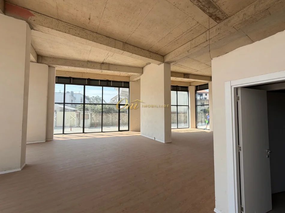 Tirane, shitet dyqan Kati 0, 160 m² 792.000 € (DON BOSKO)