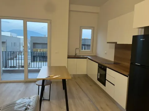 Tirane, jepet me qera apartament 1+1 Kati 8, 70 m² 600 € (Laprakë)