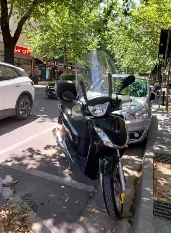 Tirane, shesim Scooter Honda125 cc, e zeze 53.300 km 1590€