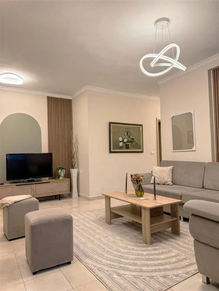 Tirane, jepet me qera apartament 2+1 Kati 8, 72 m² 1.100 € (ISH FUSHA E AVIACIONIT)
