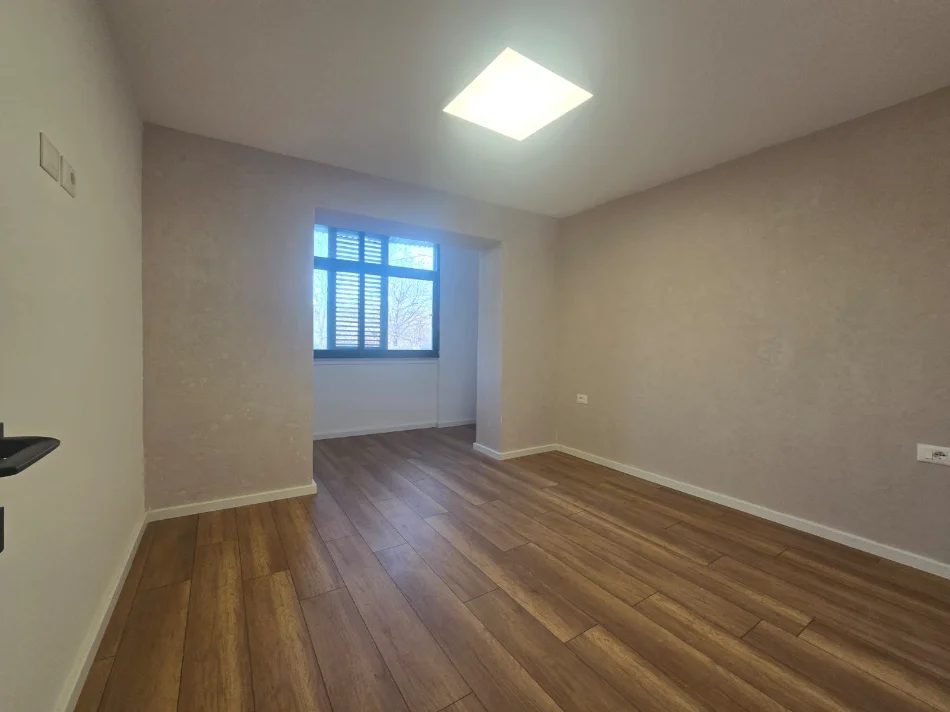 Tirane, jepet me qera zyre Kati 2, 78 m² 800 € (BRRYLI)