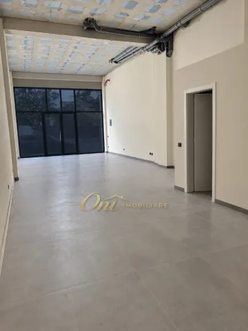 Tirane, jepet me qera dyqan Kati 0, 84 m² 1.000 € (PASKUQAN)
