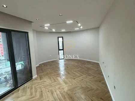 Tirane, jepet me qera zyre Kati 6, 126 m² 700 € (Rezidenca Oazis, Rruga Leonard Frroku)