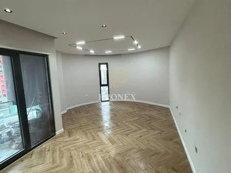 Tirane, jepet me qera zyre Kati 6, 126 m² 700 € (Rezidenca Oazis, Rruga Leonard Frroku)