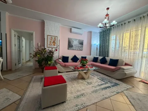 Tirane, shitet apartament 3+1+Ballkon Kati 10, 137 m² 411.600 € (Rruga Sami Frashëri , Blloku , Tiranë)