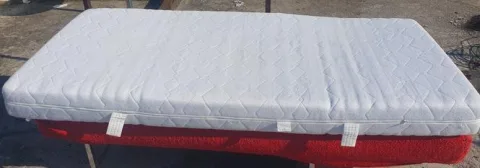 Shiten dy dyshekë 90x190 në gjendje të mirë!