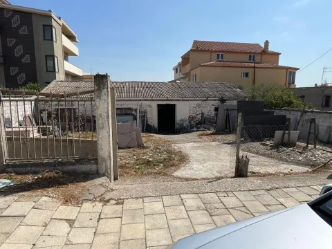 0682064333 - Shitet Magazinë në Spitall