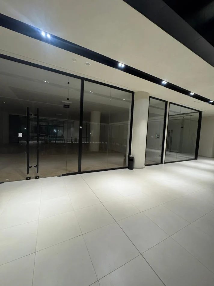 Tirane, shitet dyqan Kati 1, 340 m² 890.000 € (MINE PEZA)