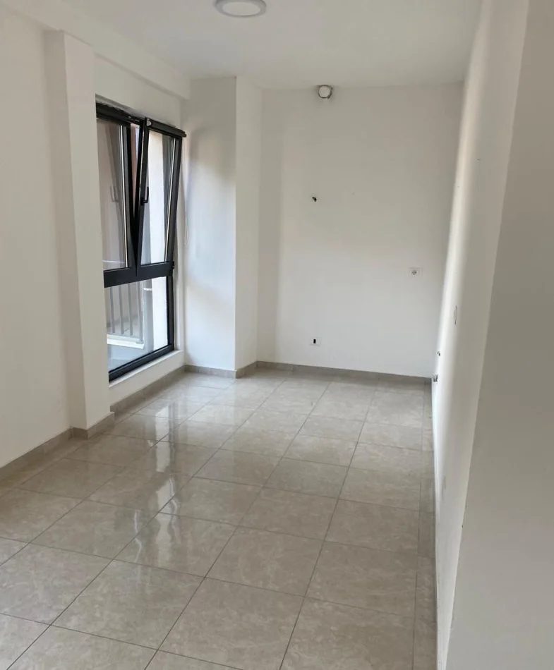 Tirane, jepet me qera ambjent biznesi Kati 3, 90 m² 800 € (Pazari i Ri)