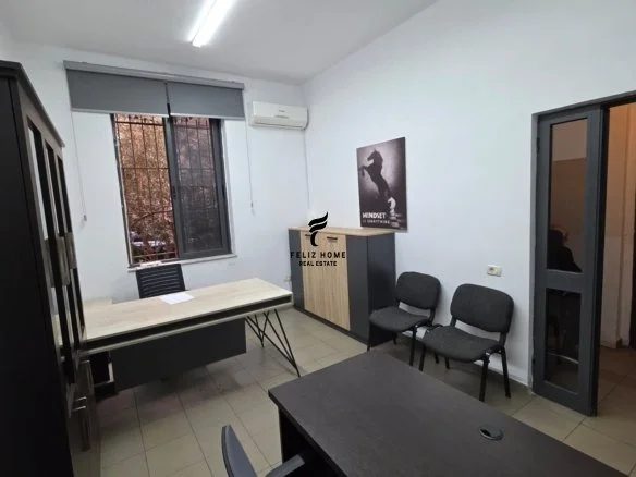 Tirane, jepet me qera zyre Kati 0, 24 m² 700 € (BULEVARDI BAJRAM CURRI)