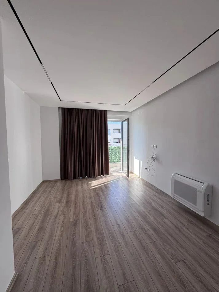 Tirane, jepet me qera zyre Kati 7, 110 m² 1.000 € (KOMUNA E PARISIT)