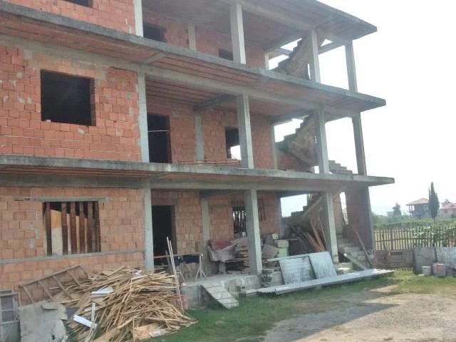Tirane, shitet shtepi 2+1+A+BLK ,3 katëshe në zonen e Kamzes me sip 520 m2 ndertim+650 m2 truall me çmim 210.000 Euro (K