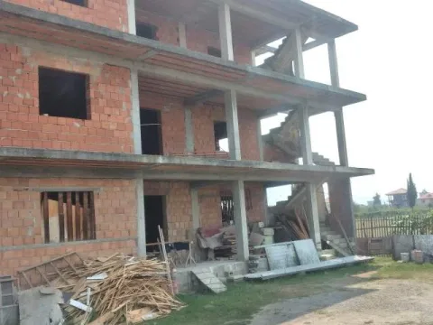 Tirane, shitet shtepi 2+1+A+BLK ,3 katëshe në zonen e Kamzes me sip 520 m2 ndertim+650 m2 truall me çmim 210.000 Euro (K