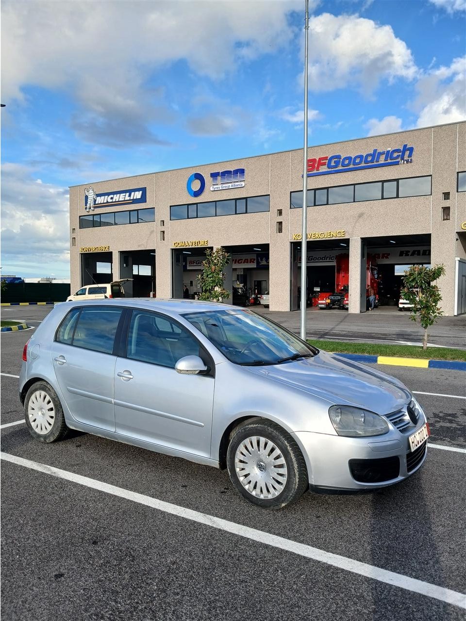 Okazion. Volkswagen Golf 5 i sapoardhur 1.6 Benzin Gaz