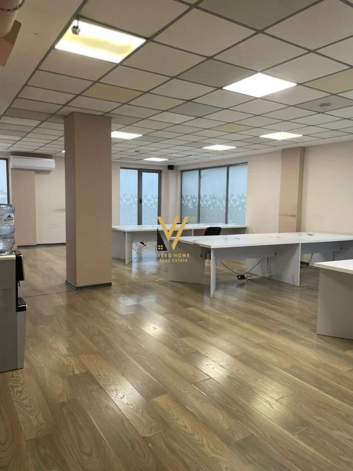 Tirane, jepet me qera zyre Kati 1, 307 m² 3.400 € (RRUGA ABDULLA KETA, QENDER)