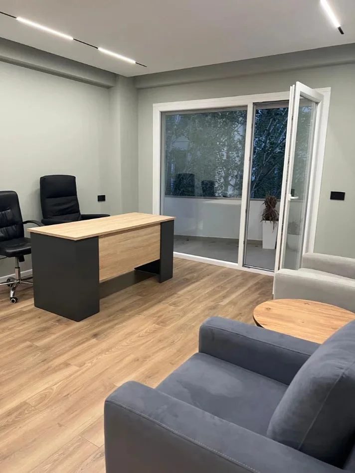 Tirane, jepet me qera zyre Kati 4, 100 m² 900 € (LIQENI I THATE)