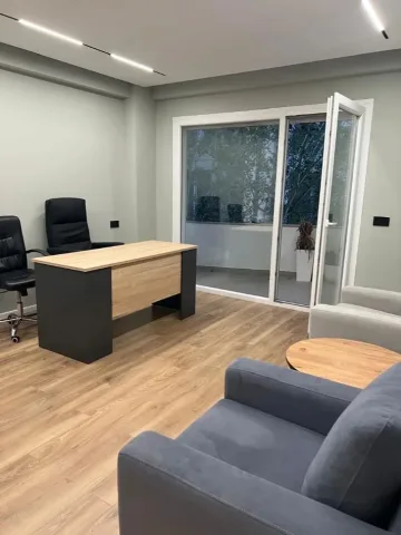 Tirane, jepet me qera zyre Kati 4, 100 m² 900 € (LIQENI I THATE)